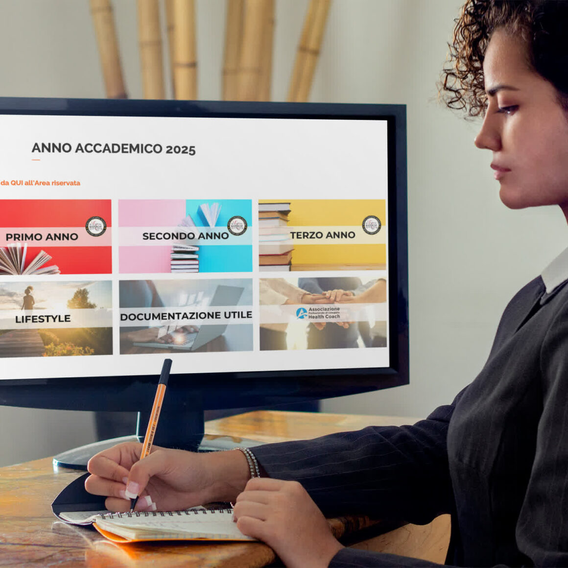 Businesswoman usa portale web MasterCap Health Coaching su desktop